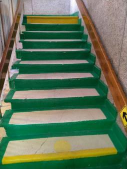 Размещены предупредительные знаки: желтые полосы на ступенях.
